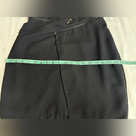 BCBGENERATION Black layered cap sleeve mini sheath dress w/ zipper detail size 6 - Picture 13 of 15